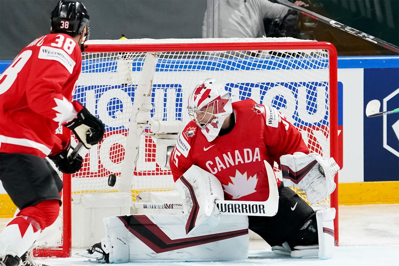 Канада турнирная. Швед и канадец. 2023 IIHF World Championship Artūrs Šilovs. Canada and Sweden.