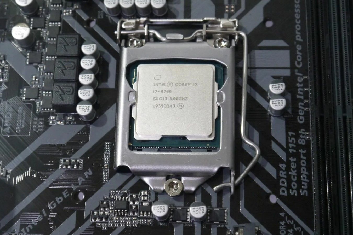 Процессор 13 ядер. Lga1151 v2 процессоры. LGA 1151-v2 Core i5. Intel Core i7-9700. Процессор Intel Core i7 9700 OEM.