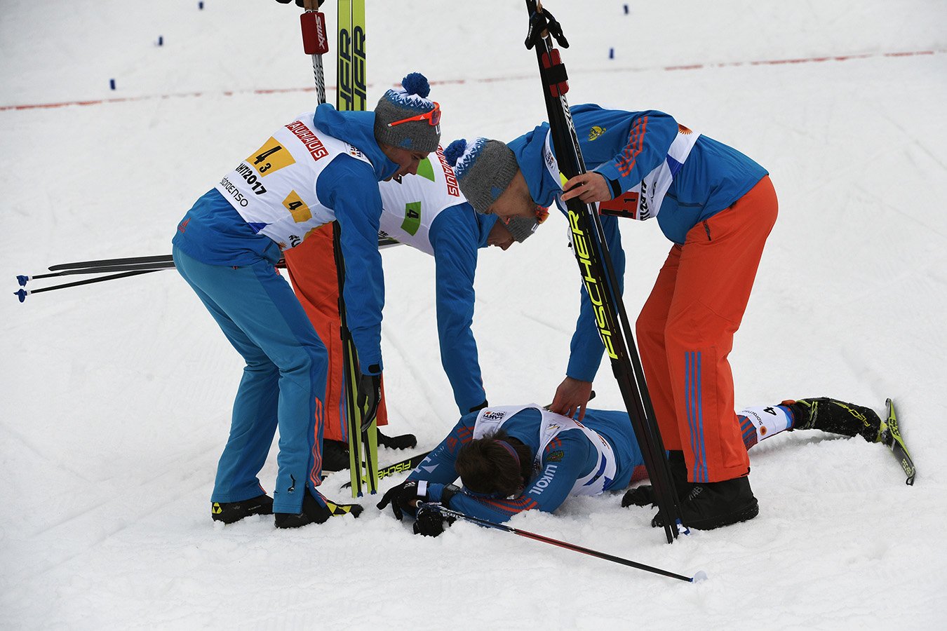 Упавший лыжник. Лыжник упал. Зимние Олимпийские игры 2014 года.