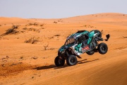 Грязная игра на «Дакаре»: соперник Карякина плюёт на правила. Местным всё можно?