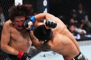 Не спасла даже причёска. Яркий дебютант поставил точку в карьере Жумагулова в UFC