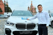 «Я не думал, что это газон». Что герои Олимпиады-2020 делают с подаренными им машинами