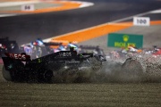 Катастрофа «Мерседеса» на старте и новый мощный успех «Макларена». Каким был ГП Катара