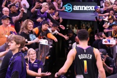 Букер помог «Финиксу» сократить отставание