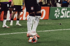 Запрет вставать на мяч в футболе