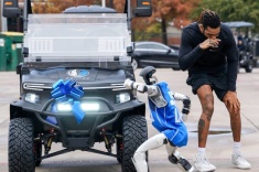 «Даллас» познакомился с гуманоидным роботом. Видео