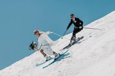 Пара устроила необычную горнолыжную свадьбу. Видео