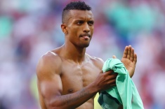 Нани отобрал футболку у болельщика. Зачем?