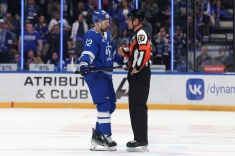 Почему хоккеисты в КХЛ спорят с арбитрами