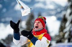 Александр Большунов с трофеем «Тур де Ски»