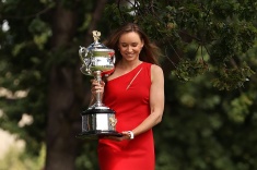Чемпионская фотосессия Рыбакиной с трофеем AO