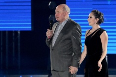 Елизавета Туктамышева помогает Алексею Мишину