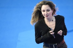 Жалаңаш әйелімнің ұйықтап жатқанын видеоға түсіріп жатырмын Бұл фотоларды көрсету үшін үлкен есек