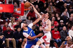 Бузелис прибил соперника мощнейшим данком. Видео