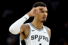 Вембаньяма ногой выбил мяч из корзины