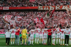 Фанаты запустили конфетти вместо фаеров! Видео