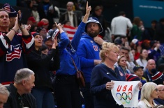 Огромная очередь за пивом перед хоккеем на ОИ