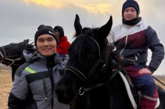 Алип прокатился на коне во время зимнего отпуска