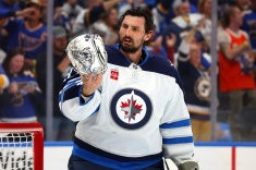 Лучший вратарь НХЛ просто ужасен в плей-офф