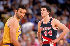 Сербский центровой Владе Дивац и Дражен Петрович