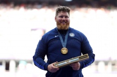 Чемпион ОИ-2024 подарил медаль своей собаке