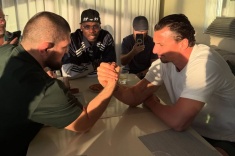 Хабиб и Златан сошлись в армрестлинге. Видео