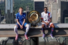 Палмер и Дембеле на крыше здания с трофеем КЧМ