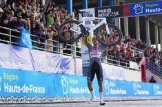 Матье ван дер Пул на финише «Париж — Рубе»