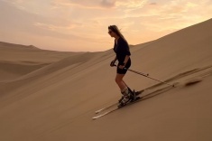 Девушка покаталась на лыжах в пустыне. Видео