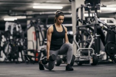 Как тренировать ноги с гантелями?