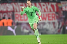 Нойер удивил журналиста трюком на разминке. Видео