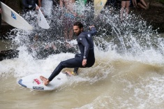 Сёрфинг на искусственной волне в Москве