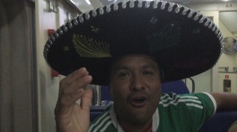 Мексиканец исполняет песенку про алкоголь