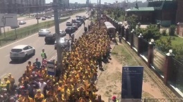 Толпа австралийцев перед надземным переходом