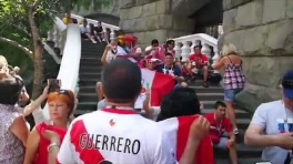 Болельщики сборной Перу поют на ЖД вокзале в Сочи