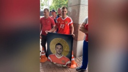 К отелю сборной России пришел фанат с иконой Дзюбы