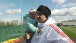 Дзюба покачал на руках юную болельщицу сборной России