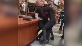Полицейские разнимают сцепившихся Харитонова и Яндиева