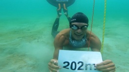 Фридайвер установил мировой рекорд, проплыв под водой 202 метра