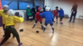Хоккейный тренер обучает семилетних детей дракам