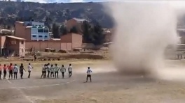 В Боливии перед матчем на поле появился «пыльный дьявол»