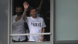 Месси приветствует фанатов в Париже
