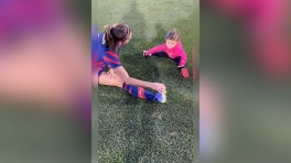 Алекс Морган учит свою дочь растяжке