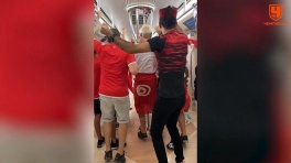 Болельщики сборной Туниса раскачивают вагон метро