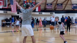 Купер Флэгг играет один на один с юным баскетболистом