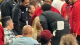 Болельщицу удалили с матча «Лейкерс» рядом с Леброном