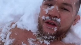 Чемпион UFC Пётр Ян окунулся в снег в одних шортах