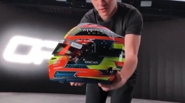 Пиастри показал шлем на сезон-2026