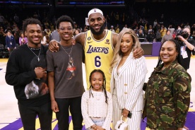 Леброн Джеймс исполнит мечту и сыграет с сыном в НБА. Заканчивать карьеру пока рано