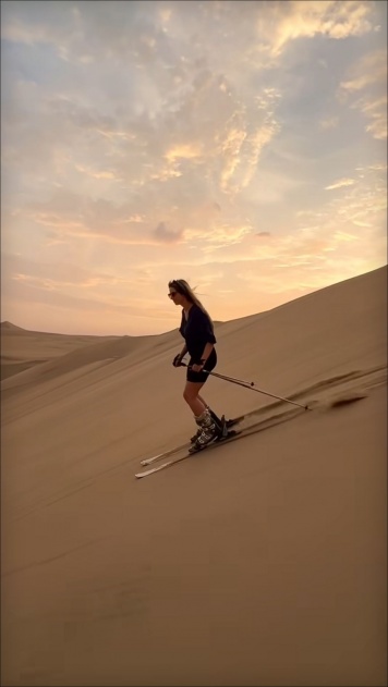 Девушка покаталась на лыжах в пустыне. Видео